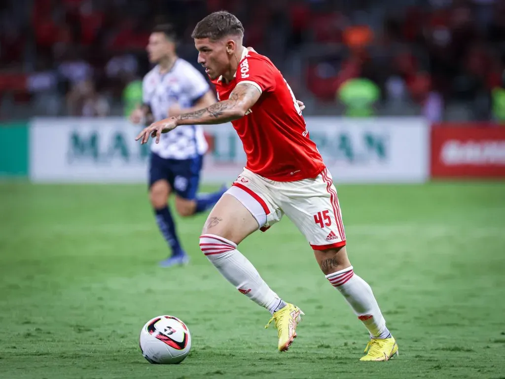 Lucca jogador do Internacional durante partida contra o São Jose em 2023 – Foto: Maxi Franzoi/AGIF