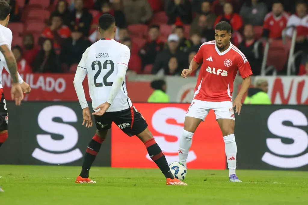 Gustavo Prado em ação pelo Inter contra o Vitória. Foto: Ricardo Duarte/Internacional