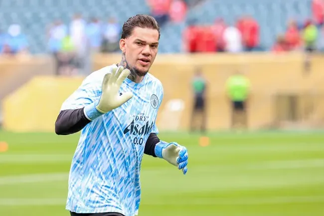 Ederson atuando no Manchester City – (Photo by Roger Wimmer/ISI Photos/ISI Photos via Getty Images)