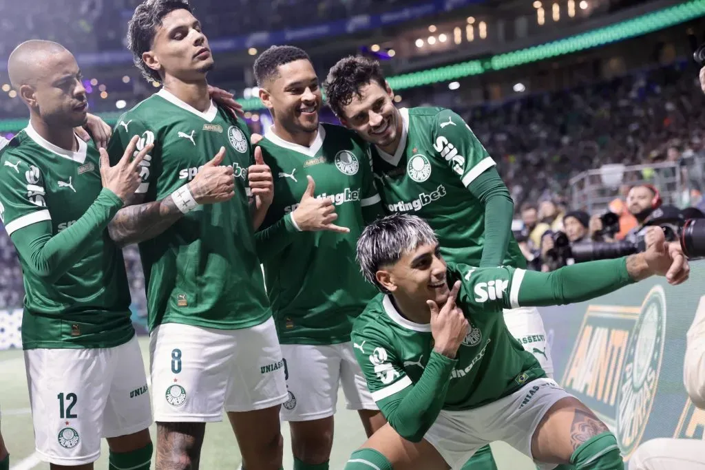 Facundo Torres jogador do Palmeiras comemora seu gol com jogadores do seu time durante partida contra o Mirassol no estadio Arena Allianz Parque pelo campeonato Brasileiro A 2025. Foto: Marcello Zambrana/AGIF