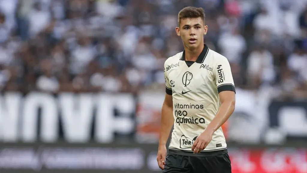 Gabriel Moscardo em duelo pelo Corinthians. (Photo by Ricardo Moreira/Getty Images)