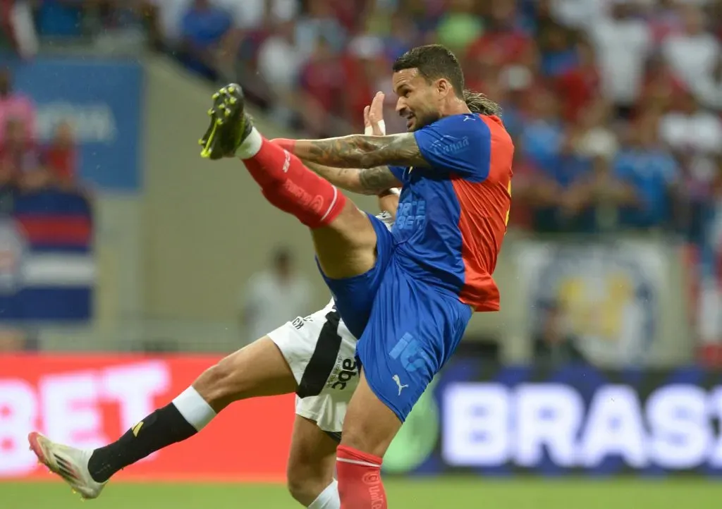 BA – SALVADOR – 12/07/2025 – BRASILEIRO A 2025, BAHIA X ATLETICO-MG – Willian Jose jogador do Bahia disputa lance com Gustavo Scarpa jogador do Atletico-MG durante partida no estadio Arena Fonte Nova pelo campeonato Brasileiro A 2025. Foto: Jhony Pinho/AGIF