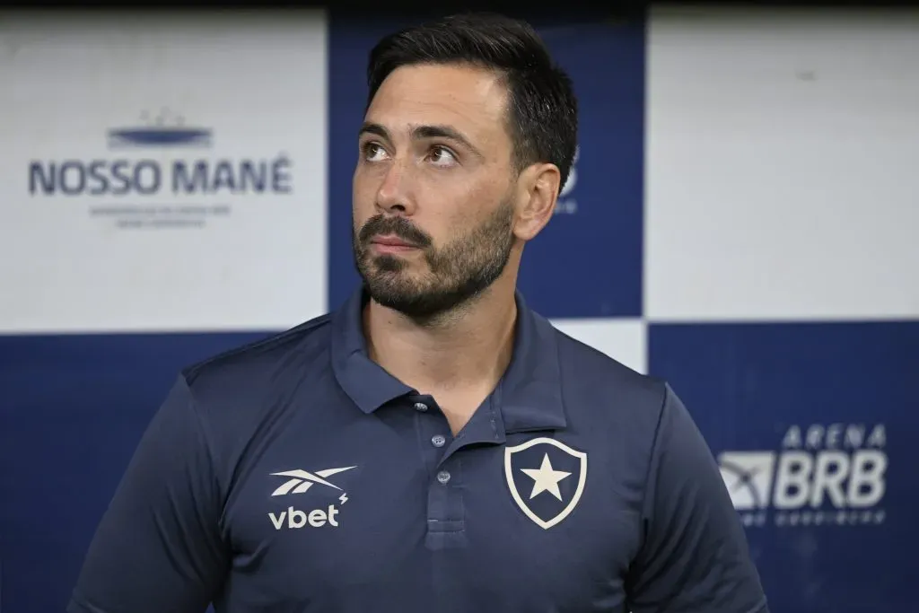 Davide Ancelotti tecnico do Botafogo durante partida contra o Vasco no estadio Mane Garrincha pelo campeonato Brasileiro A 2025. Foto: Mateus Bonomi/AGIF