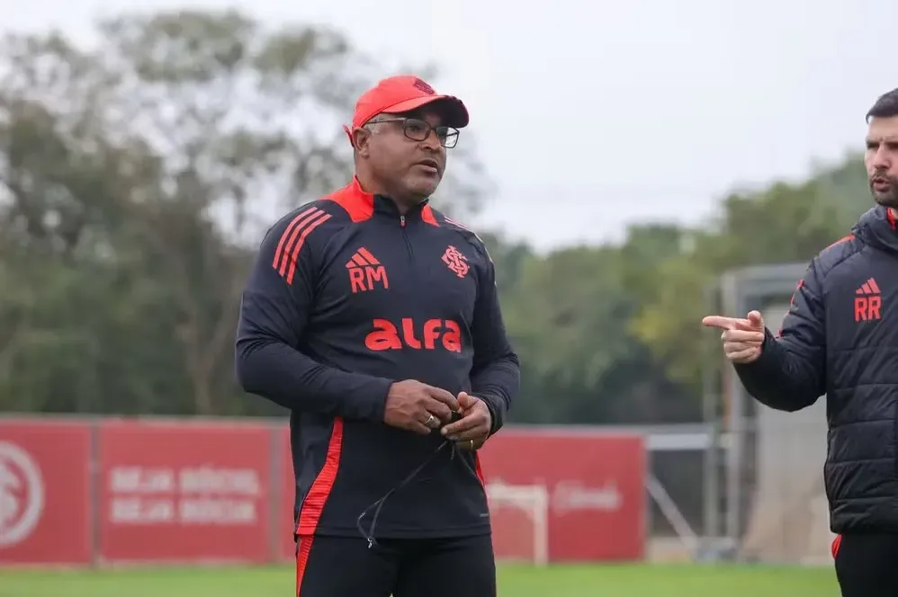 Roger Machado em treino do Internacional (Foto: Ricardo Duarte/Internacional)