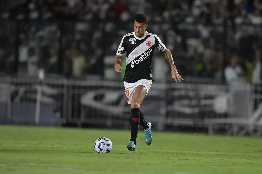 Joao Victor jogador do Vasco durante partida contra o Bragantino – Foto: Thiago Ribeiro/AGIF