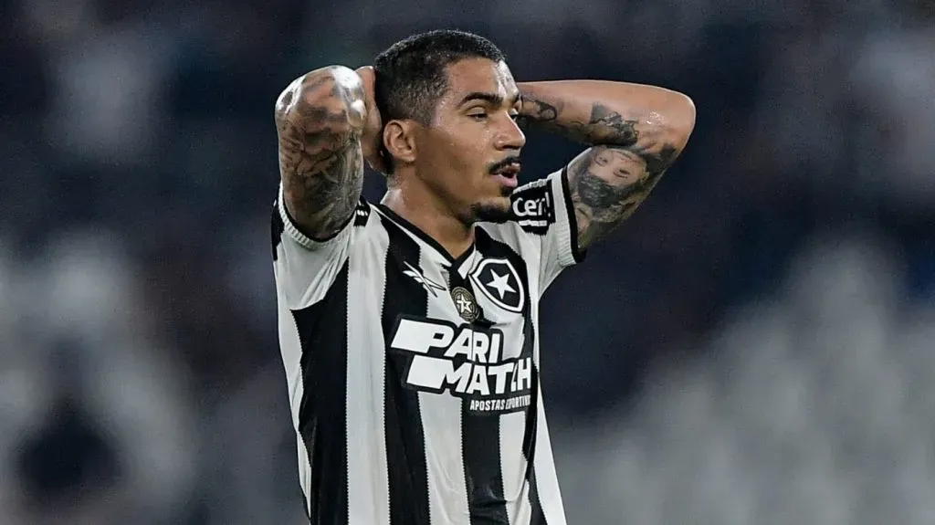 Allan, volante do Botafogo. Foto: Thiago Ribeiro/AGIF
