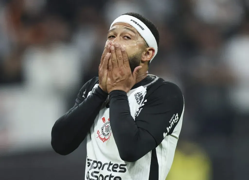Memphis Depay durante Corinthians x Bragantino. Foto: Alexandre Schneider/Getty Images