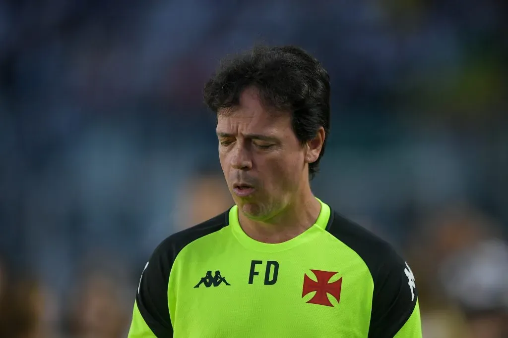 Fernando Diniz durante partida contra o Grêmio no Campeonato Brasileiro de 2025. Foto: Thiago Ribeiro/AGIF