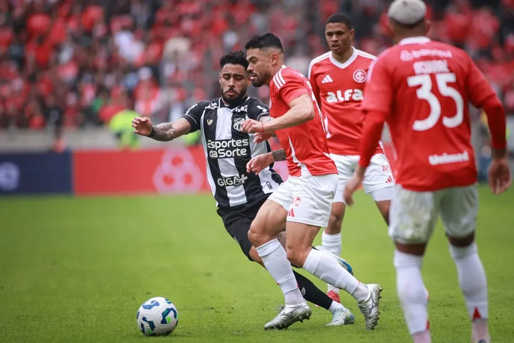 Bruno Tabata jogador do Internacional disputa lance com Matheus Bahia jogador do Ceara – Foto: Maxi Franzoi/AGIF