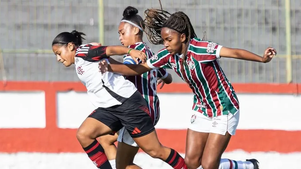 Jogadoras de Flamengo e Fluminense brigam pela bola (Reprodução/Flamengo)
