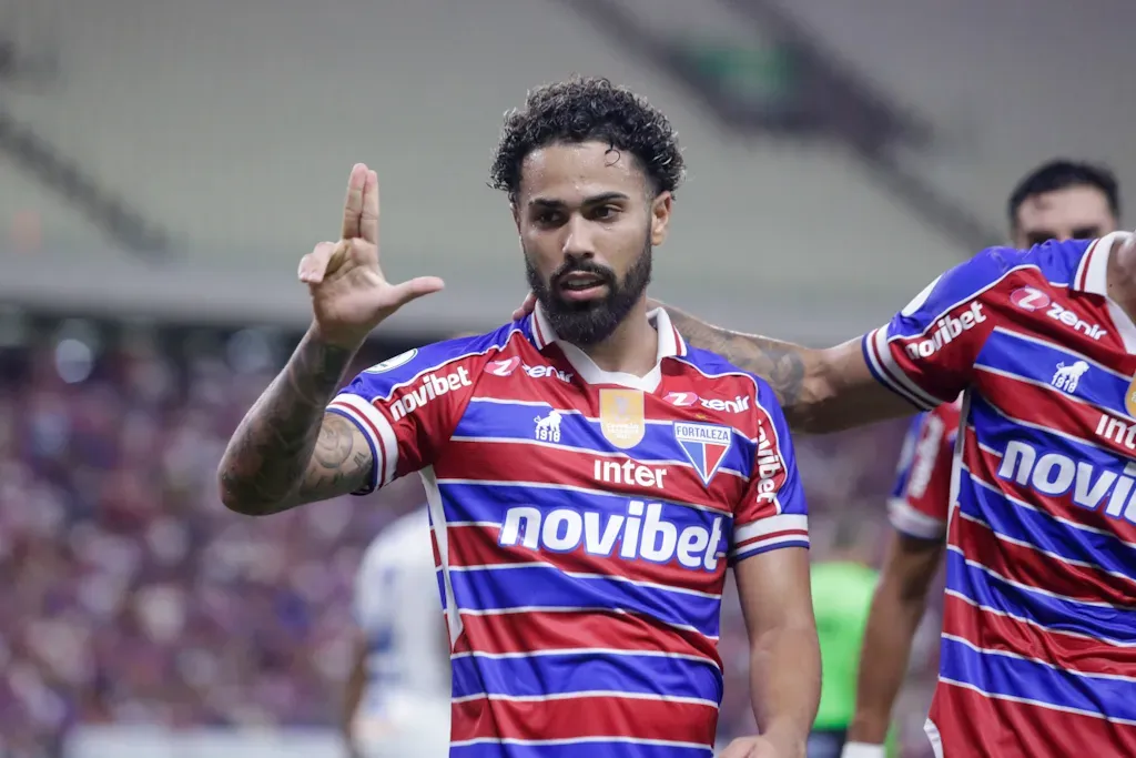 Calebe comemorando gol durante partida contra o Iguatu no estadio Arena Castelao pelo Cmpeonato Cearense de 2024. Foto: Lucas Emanuel/AGIF