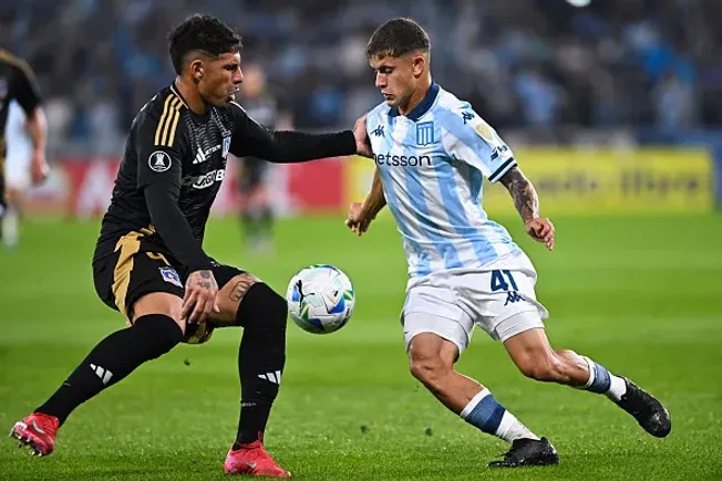 Alan Saldivia, jogador do Colo-Colo atuando contra o Racing-ARG – (Photo by Rodrigo Valle/Getty Images)