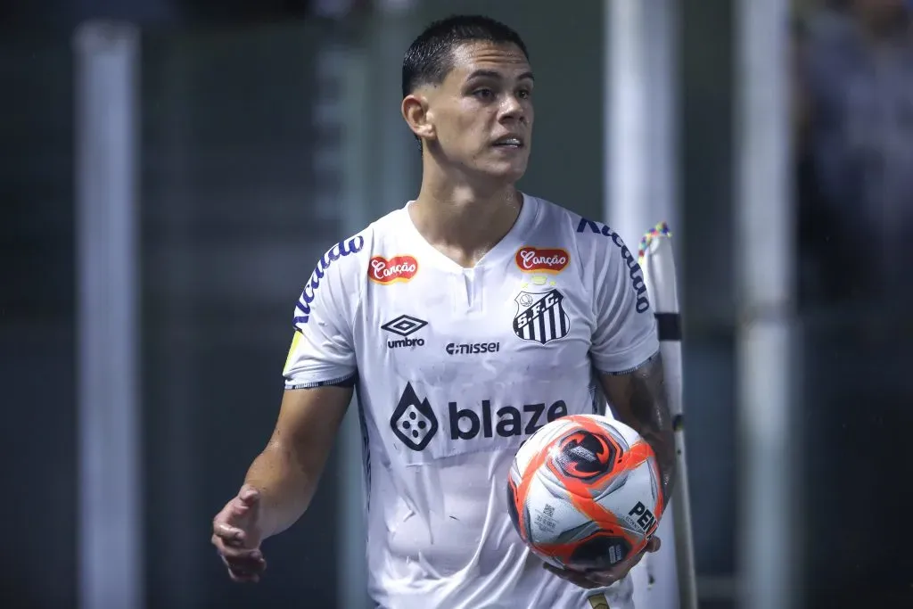 SP – SANTOS – 16/01/2025 – PAULISTA 2025, SANTOS X MIRASSOL – JP Chermont jogador do Santos durante partida contra o Mirassol no estadio Vila Belmiro pelo campeonato Paulista 2025. Foto: Reinaldo Campos/AGIF