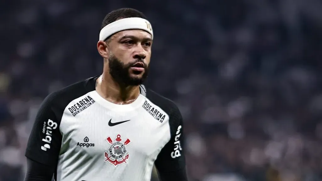 Memphis Depay em partida pelo Corinthians. Foto: Fabio Giannelli/AGIF