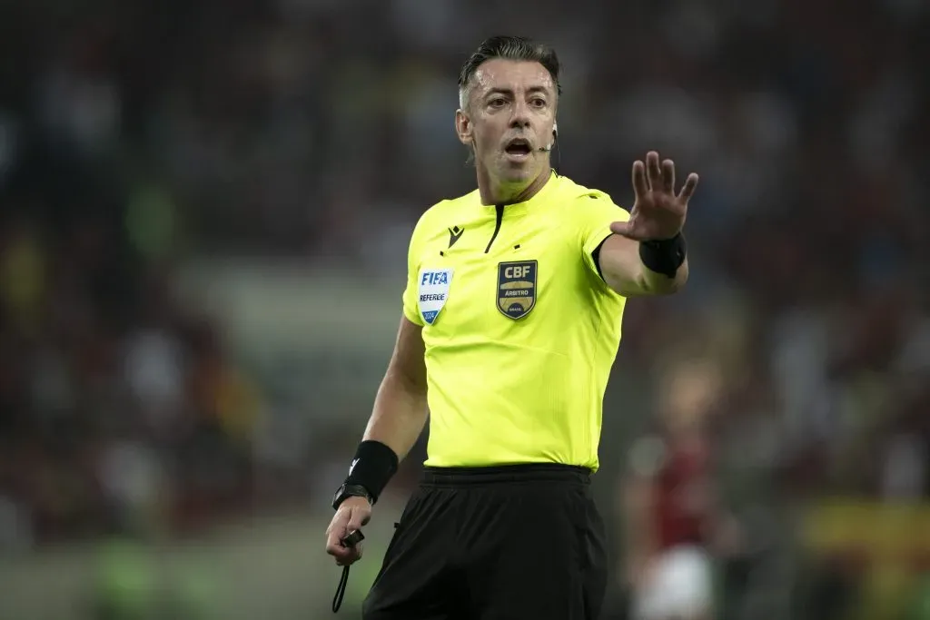 RJ – RIO DE JANEIRO – 15/09/2024 – BRASILEIRO A 2024, FLAMENGO X VASCO – O arbitro Raphael Claus durante partida entre Flamengo e Vasco no estadio Maracana pelo campeonato Brasileiro A 2024. Foto: Jorge Rodrigues/AGIF