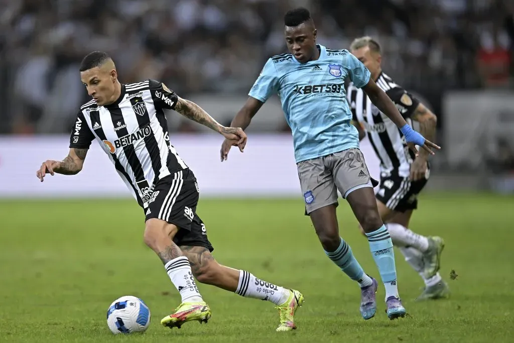 BELO HORIZONTE, BRAZIL – JULY 05: Guilherme Arana (L) of Atletico Mineiro fights for the ball with Bryan Carabalí of Emelec during a Copa Libertadores round of sixteen second leg match between Atletico Mineiro and Emelec at Mineirao Stadium on July 05, 2022 in Belo Horizonte, Brazil. (Photo by Pedro Vilela/Getty Images)