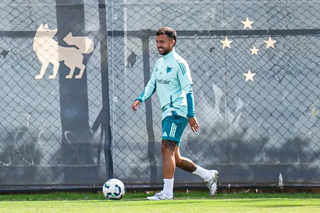 MG – BELO HORIZONTE – 11/07/2025 – CRUZEIRO, TREINO – Matheus Henrique jogador do Cruzeiro durante treino no Centro de Treinamento CT Toca II. Foto: Fernando Moreno/AGIF