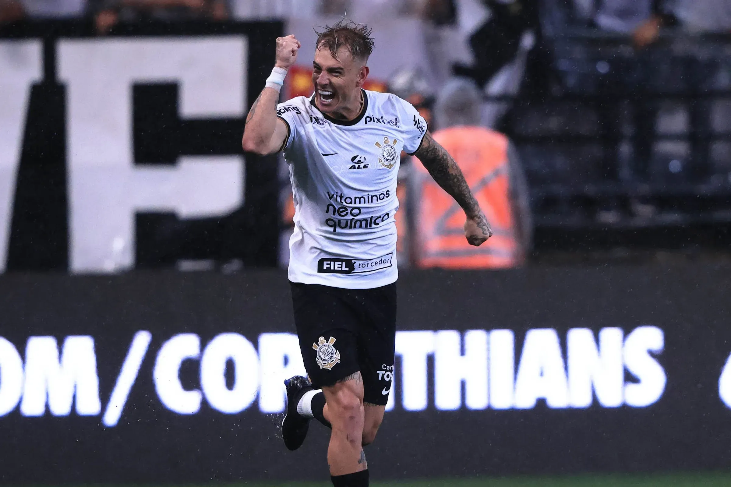 Roger Guedes jogador do Corinthians comemora seu gol durante partida contra o Palmeiras no estadio Arena Corinthians pelo campeonato Paulista 2023. Foto: Ettore Chiereguini/AGIF