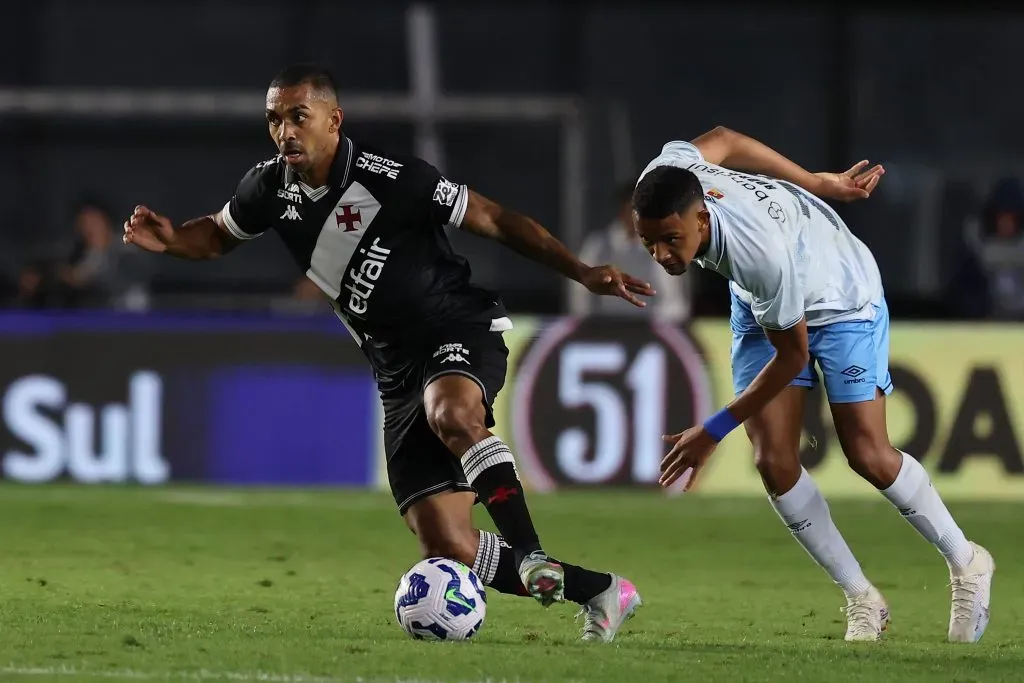 RIO DE JANEIRO, BRAZIL – JULY 19: Paulo Henrique of Vasco da Gama competes for the ball with André Henrique of Gremio during the match between Vasco da Gama and Gremio as part of Brasileirao 2025 at Sao Januario Stadium on July 19, 2025 in Rio de Janeiro, Brazil. (Photo by Wagner Meier/Getty Images)