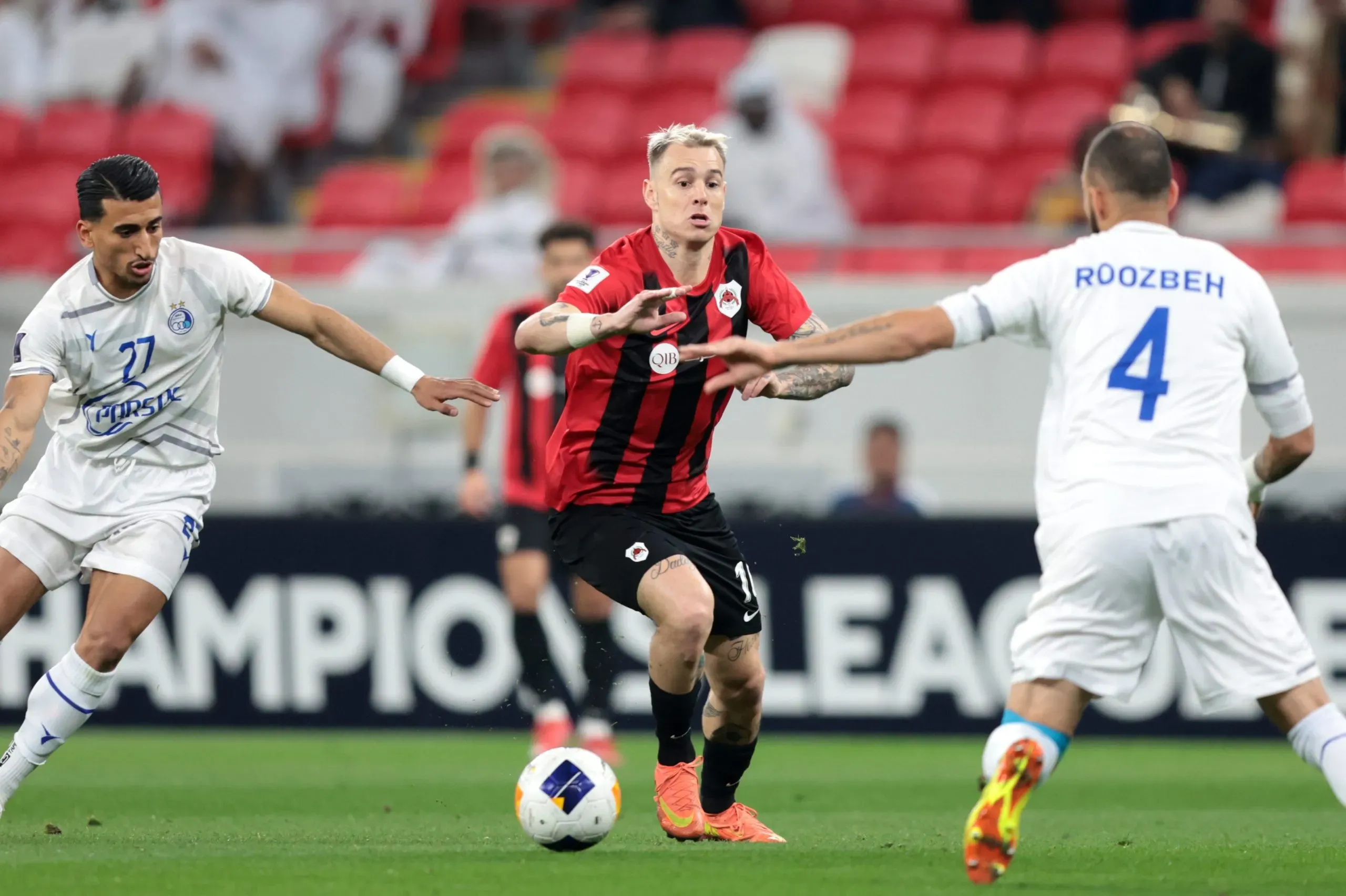 Róger Guedes em atividade com a camisa do Al-Rayyan. (Photo by Mohamed Farag/Getty Images)