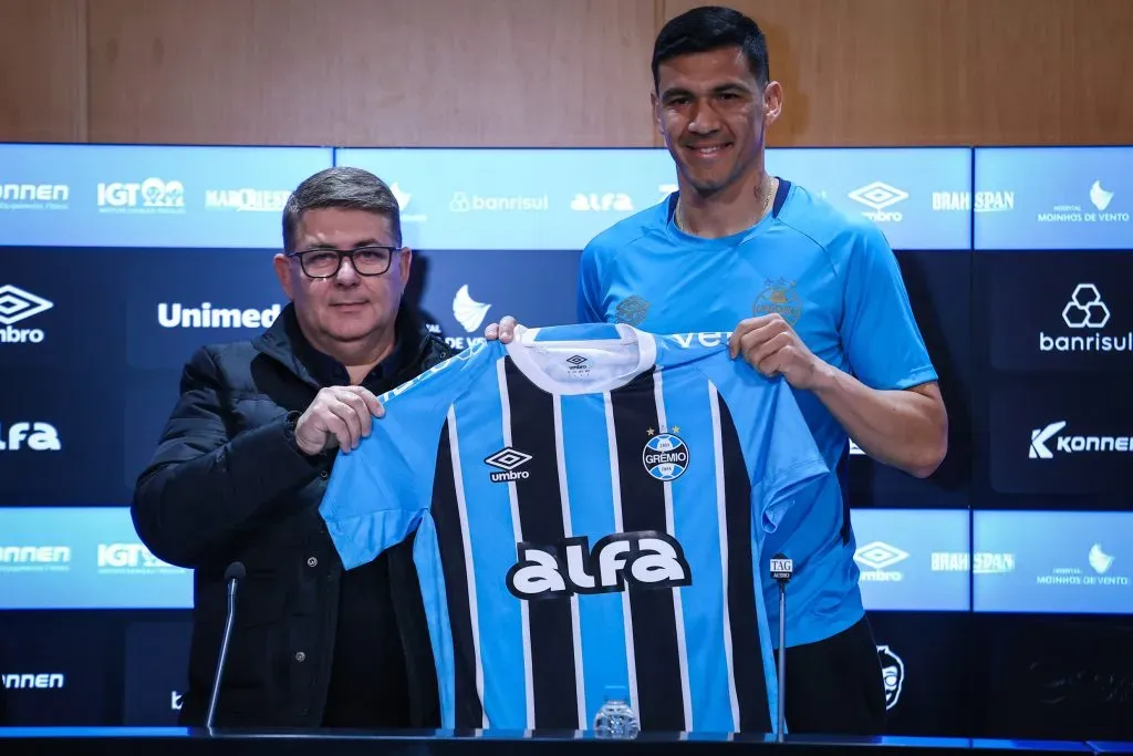 Balbuena recebeu a camisa do Grêmio das mãos de Alexandre Rossato. FOTO: LUCAS UEBEL/GREMIO FBPA