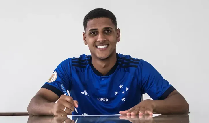 Fernando assinando contrato com o Cruzeiro até 2026 — Foto: Gustavo Aleixo/Cruzeiro