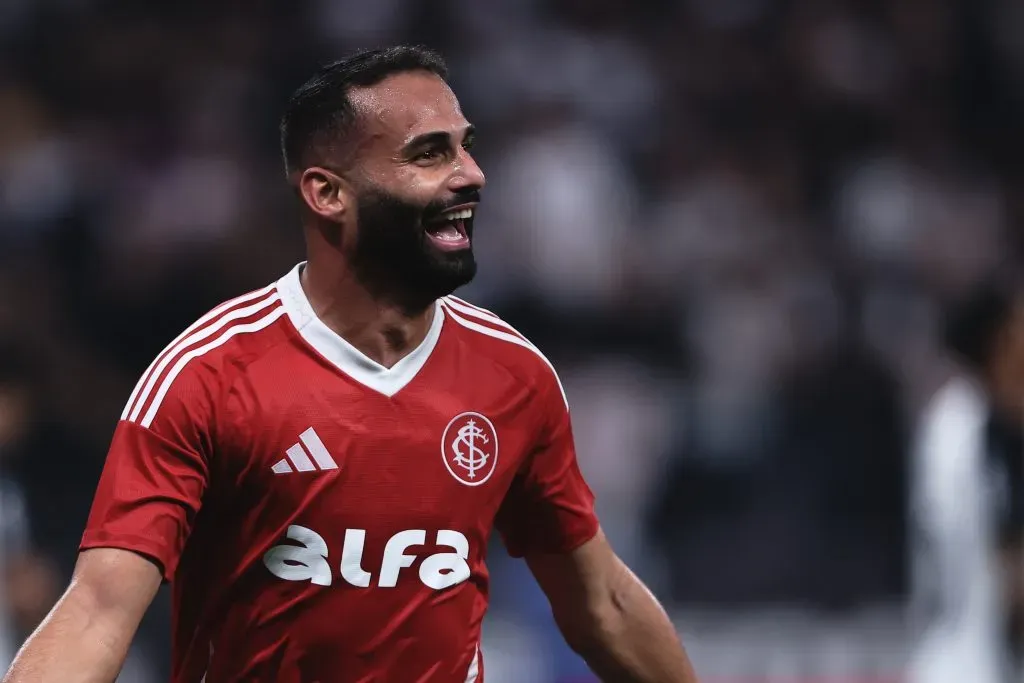 Thiago Maia jogador do Internacional comemora seu gol durante partida contra o Corinthians no estadio Arena Corinthians pelo campeonato Brasileiro A 2025. Foto: Ettore Chiereguini/AGIF