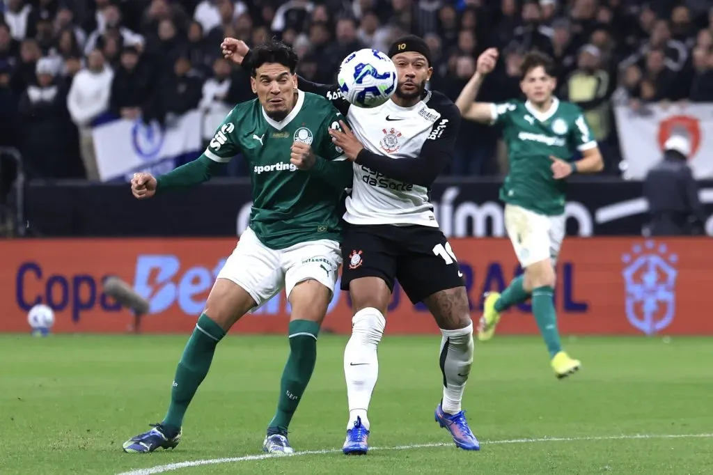 Jogador do Corinthians disputa lance com jogador do Palmeiras durante partida no estadio Arena Corinthians pelo campeonato Copa Do Brasil 2025. Foto: Marcello Zambrana/AGIF