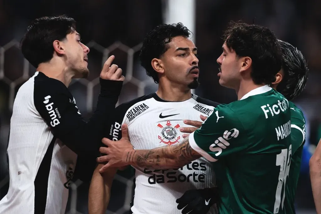 Matheus Bidu jogador do Corinthians discute com jogador Mauricio do Palmeiras durante partida no estadio Arena Corinthians pela Copa Do Brasil 2025. Foto: Ettore Chiereguini/AGIF