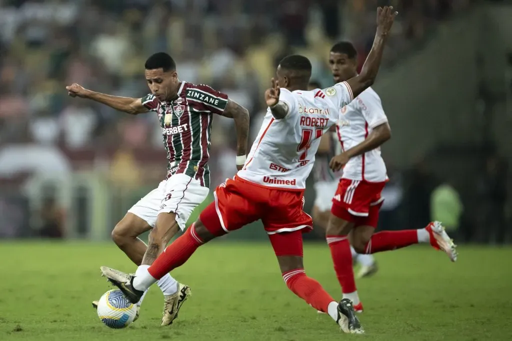 Alexsander jogador do Fluminense disputa lance com Robert Renan jogador do Internacional durante partida no estadio Maracana pelo campeonato Brasileiro A 2024. Foto: Jorge Rodrigues/AGIF
