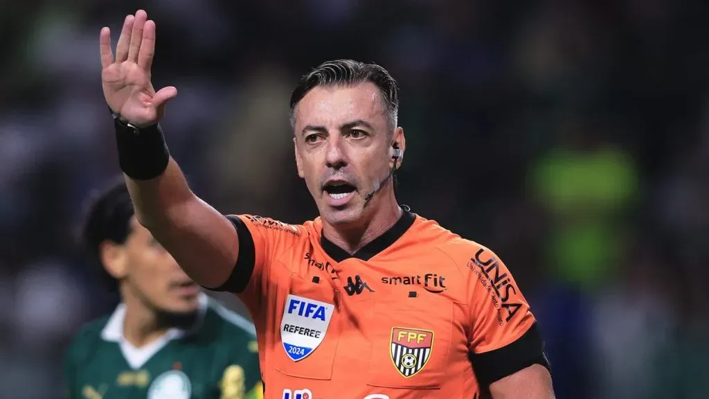 Arbitragem foi polêmica - Foto: Ettore Chiereguini/AGIF.