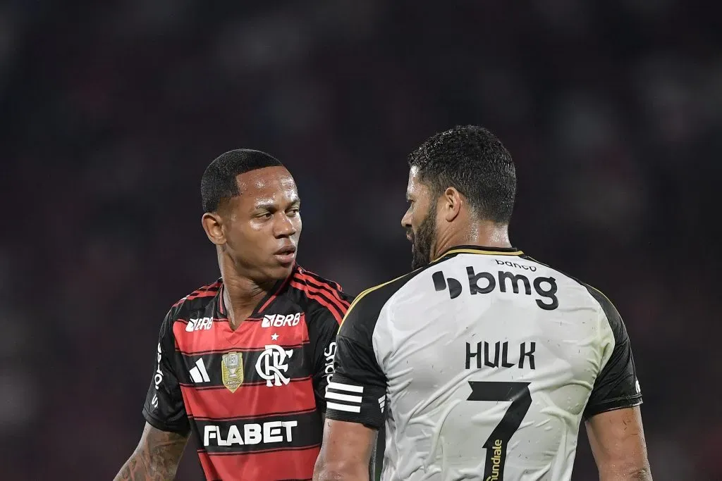 RJ – RIO DE JANEIRO – 27/07/2025 – BRASILEIRO A 2025, FLAMENGO X ATLETICO-MG – Wallace Yan jogador do Flamengo disputa lance com Hulk jogador do Atletico-MG durante partida no estadio Maracana pelo campeonato Brasileiro A 2025. Foto: Thiago Ribeiro/AGIF