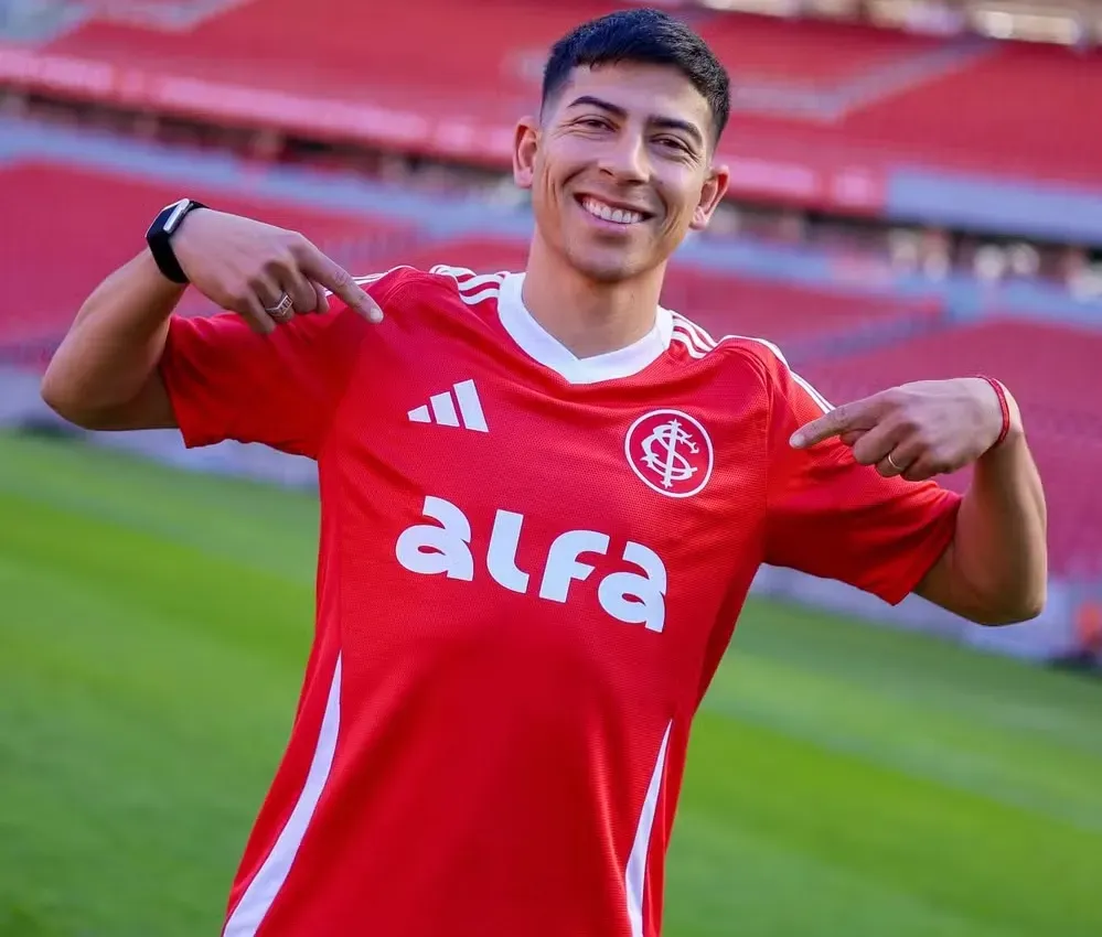 Alan Rodríguez posa com a camisa do Internacional. Foto: Ricardo Duarte / Internacional