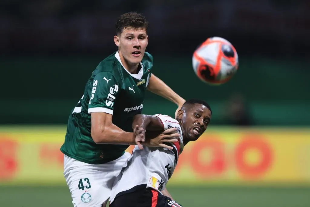 SP – SAO PAULO – 20/02/2025 – PAULISTA 2025, PALMEIRAS X BOTAFOGO-SP – Benedetti jogador do Palmeiras disputa lance com jogador do Botafogo-SP durante partida no estadio Arena Allianz Parque pelo campeonato Paulista 2025. Foto: Ettore Chiereguini/AGIF