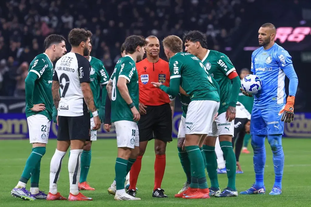 Bruno Fuchs jogador do Palmeiras reclama com a arbitragem durante partida contra o Corinthians no estAdio Arena Corinthians pelo campeonato Copa Do Brasil 2025. Foto: Marcello Zambrana/AGIF