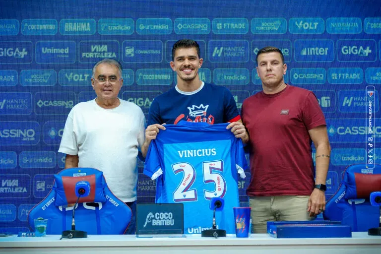 Foto: Mateus Lotif/Fortaleza – Vinícius Silvestre durante sua apresentação no Fortaleza.