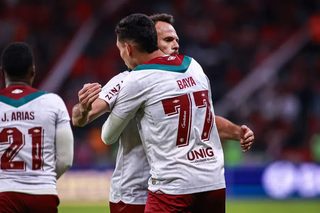 Paulo Baya jogador do Fluminense comemora seu gol com Rene jogador da sua equipe durante partida contra o Internacional no estadio Beira-Rio pelo campeonato Brasileiro A 2025. Foto: Maxi Franzoi/AGIF