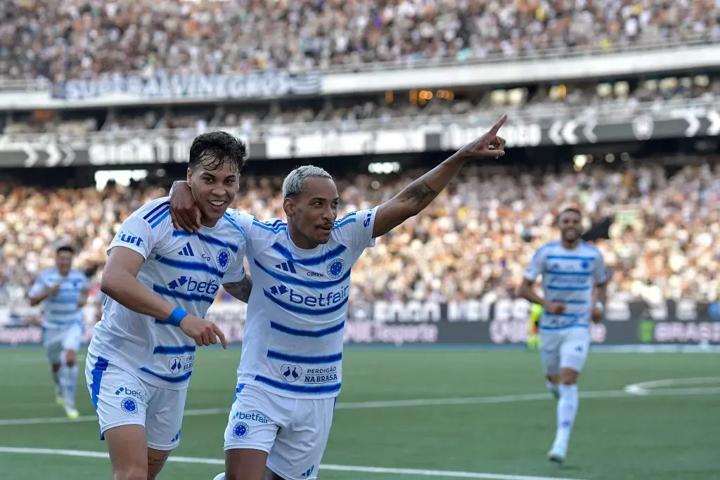 RJ – RIO DE JANEIRO – 03/08/2025 – BRASILEIRO A 2025, BOTAFOGO X CRUZEIRO – Matheus Pereira jogador do Cruzeiro comemora seu gol com Kaio Jorge jogador da sua equipe durante partida contra o Botafogo no estadio Engenhao pelo campeonato Brasileiro A 2025. Foto: Thiago Ribeiro/AGIF