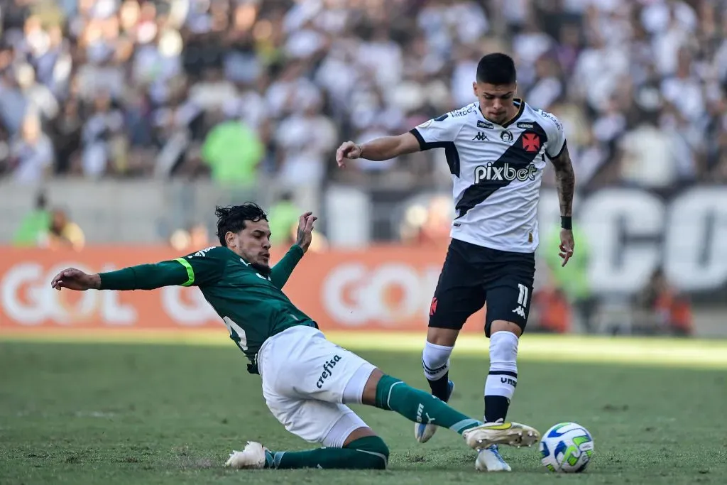 Gabriel Pec jogador do Vasco disputa lance com Gustavo Gomez jogador do Palmeiras durante partida no estadio Maracana pelo campeonato BRASILEIRO A 2023. Foto: Thiago Ribeiro/AGIF