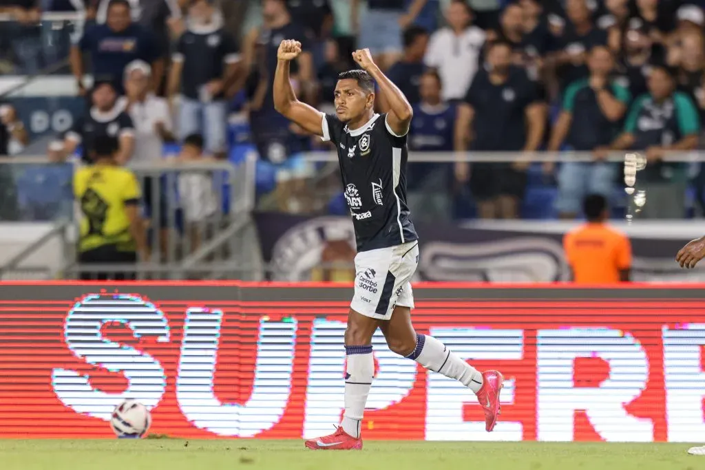 Pedro Rocha jogador do Remo comemora seu gol durante partida contra o Volta Redonda no estadio Mangueirao pelo campeonato Brasileiro B 2025. Foto: Fernando Torres/AGIF
