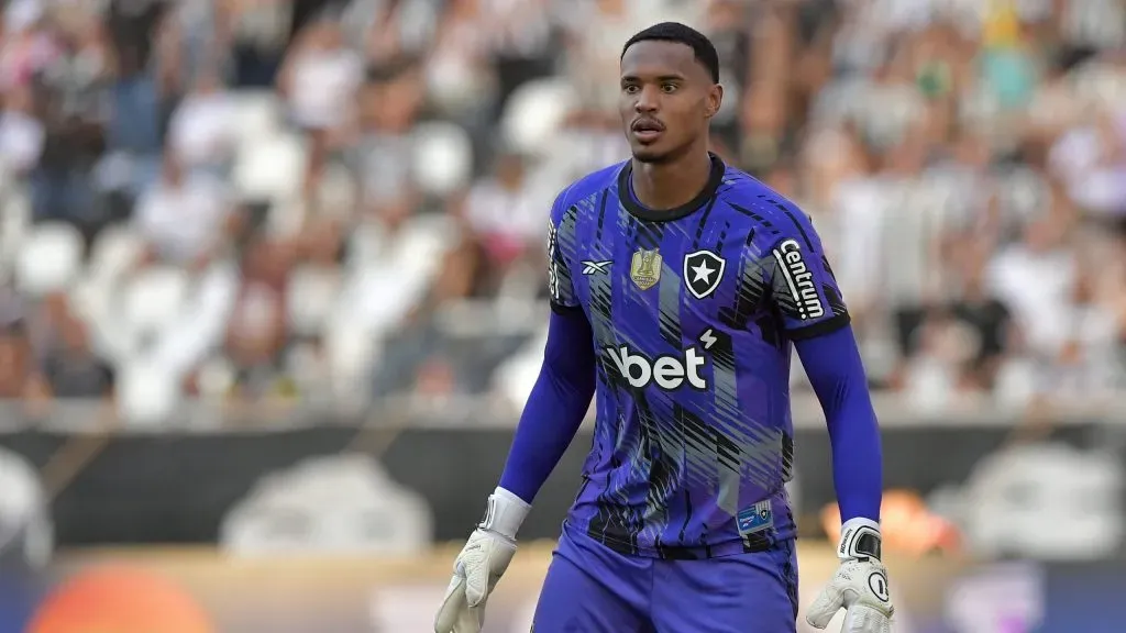 Botafogo encaminha venda de John (Imagem: Thiago Ribeiro/AGIF)