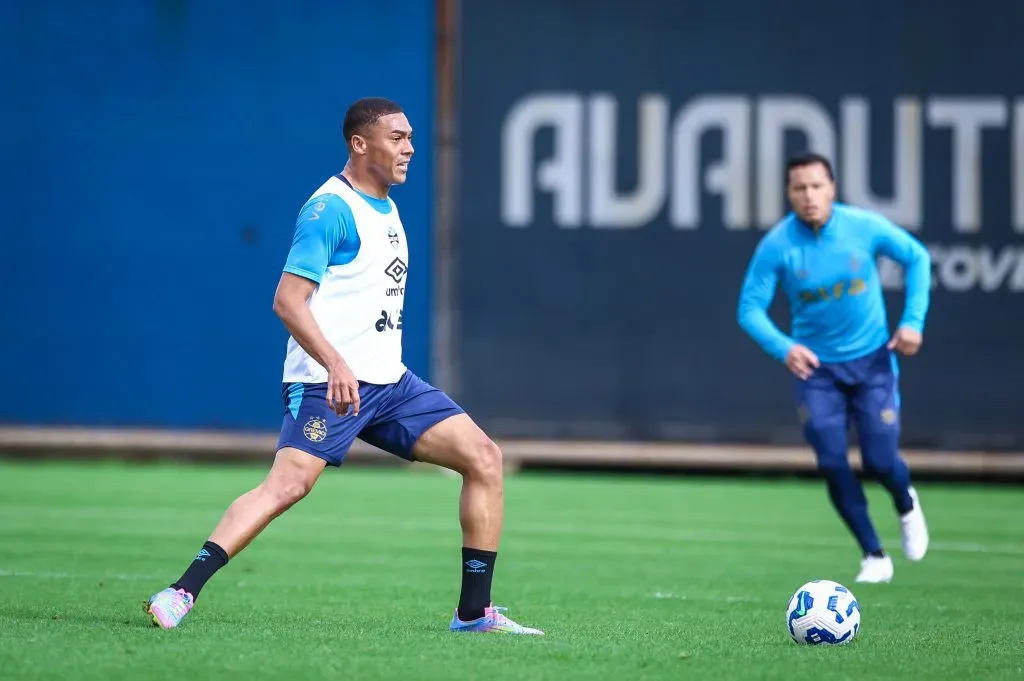 Carlos Vinícius em treino do Grêmio. FOTO: LUCAS UEBEL/GREMIO FBPA
