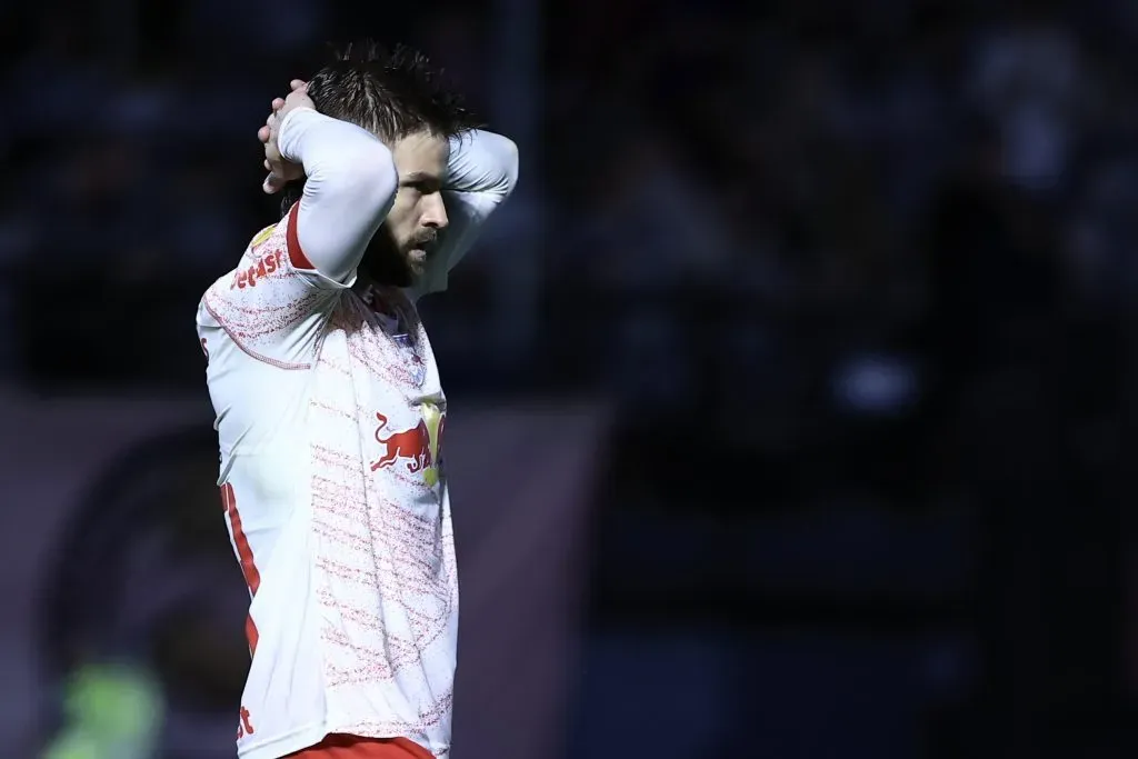 Suspenso, Eduardo Sasha não poderá entrar em campo diante do Internacional. Foto: Marcello Zambrana/AGIF