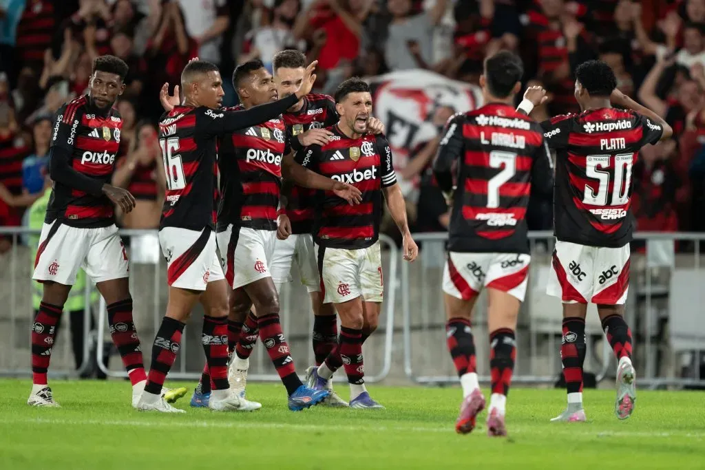 Plata jogador do Flamengo comemora seu gol com De Arrascaeta jogador da sua equipe durante partida contra o Mirassol no estadio Maracana pelo campeonato Brasileiro A 2025. Foto: Jorge Rodrigues/AGIF