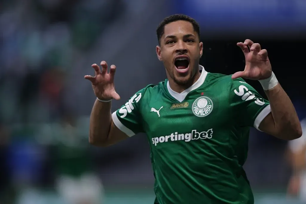 SP – SAO PAULO – 10/08/2025 – BRASILEIRO A 2025, PALMEIRAS X CEARA – Vitor Roque jogador do Palmeiras comemora seu gol durante partida contra o Ceara no estadio Arena Allianz Parque pelo campeonato Brasileiro A 2025. Foto: Ettore Chiereguini/AGIF