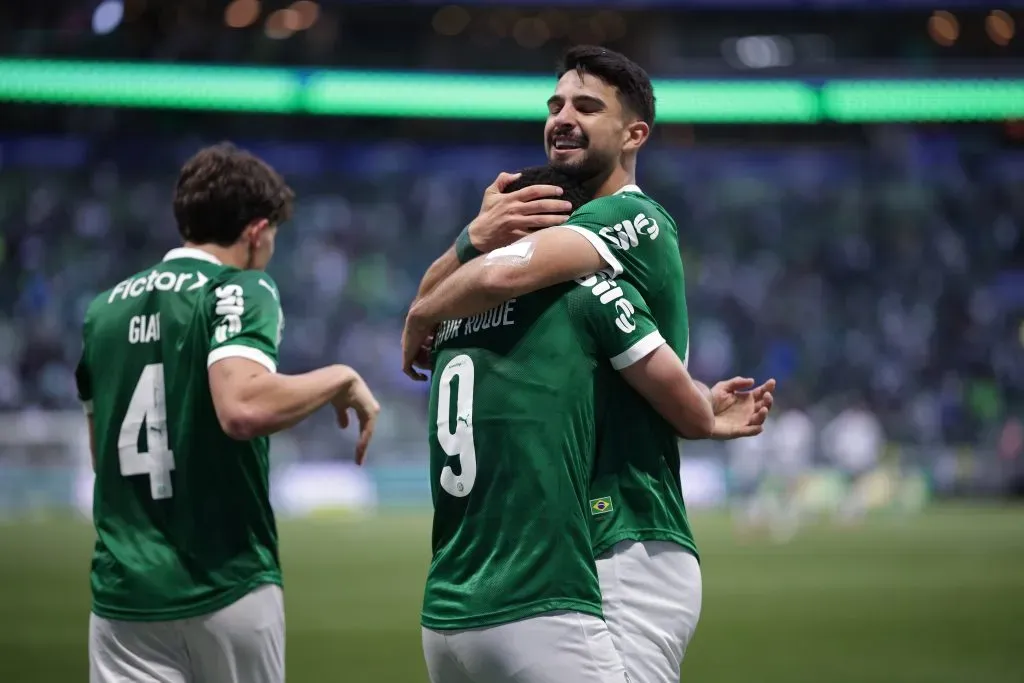 Vitor Roque comemorando gol pelo Palmeiras diante do Ceará no Brasileiro 2025. Foto: Ettore Chiereguini/AGIF