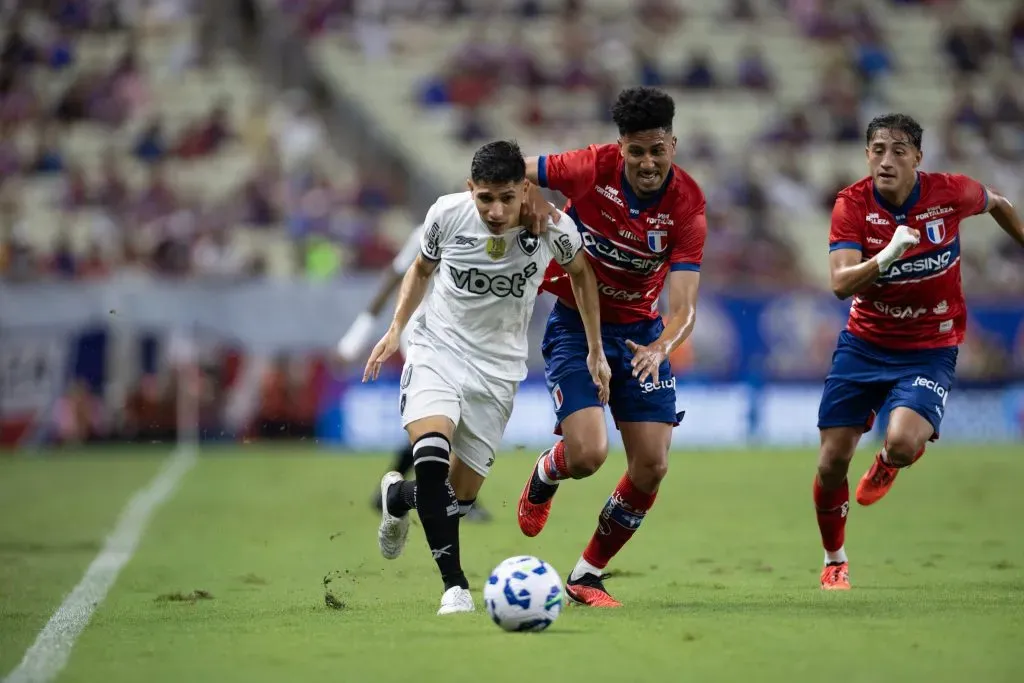 Jogadores do Botafogo e Fortaleza no estadio Arena Castelao pelo campeonato Brasileiro A 2025. Foto: Baggio Rodrigues/AGIF