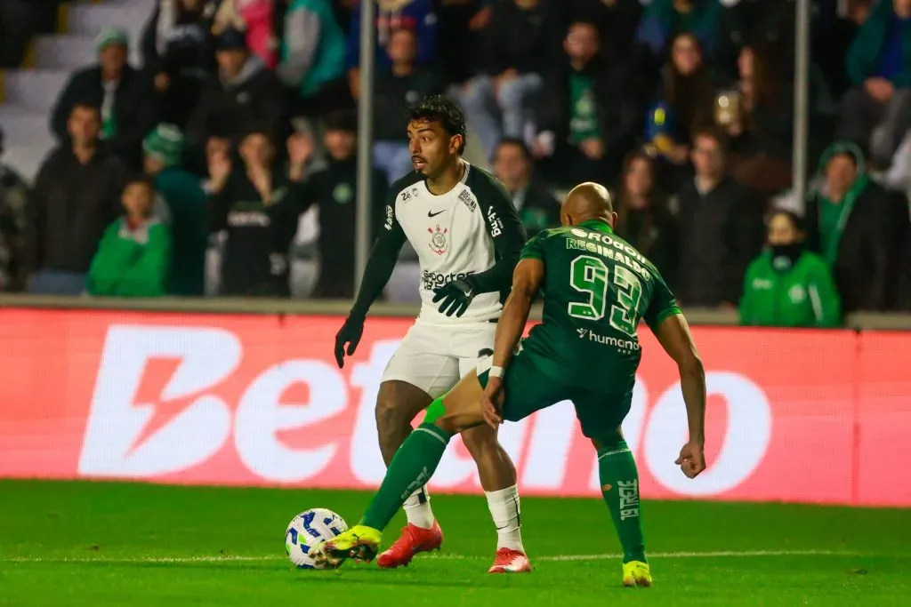 Matheus Bidu jogador do Corinthians durante partida contra o Juventude no estadio Alfredo Jaconi pelo campeonato Brasileiro A 2025. Foto: Luiz Erbes/AGIF