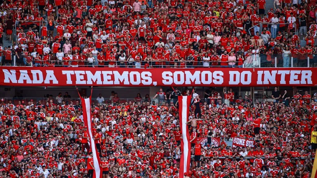 Torcida vibrando em jogo do Internacional. Foto: Maxi Franzoi/AGIF
