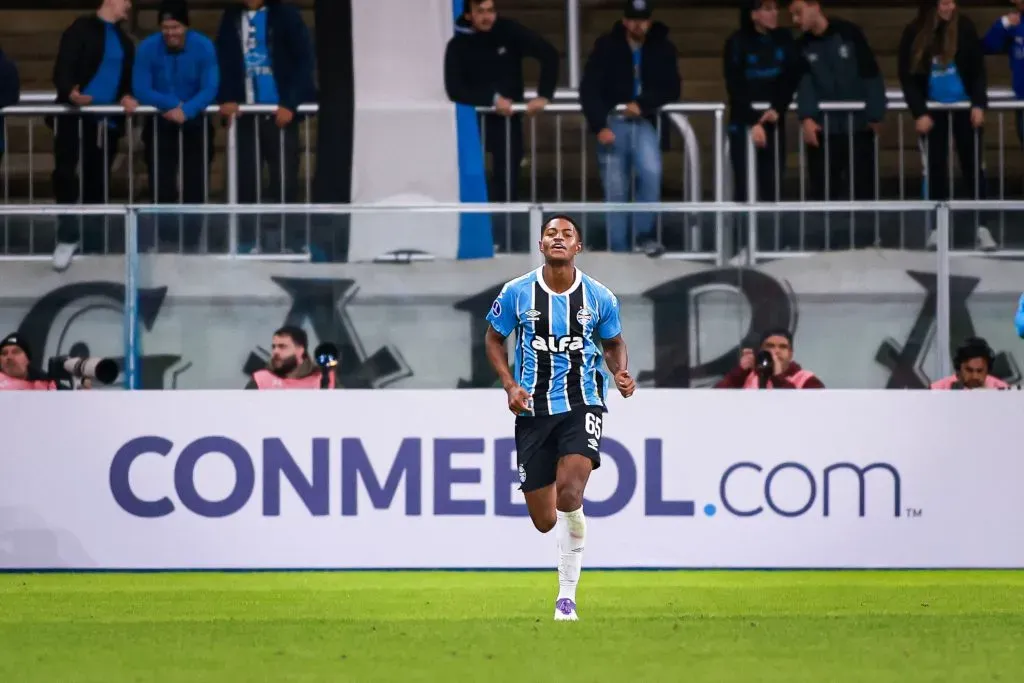 Riquelme comemora gol pelo Grêmio. Foto: Maxi Franzoi/AGIF
